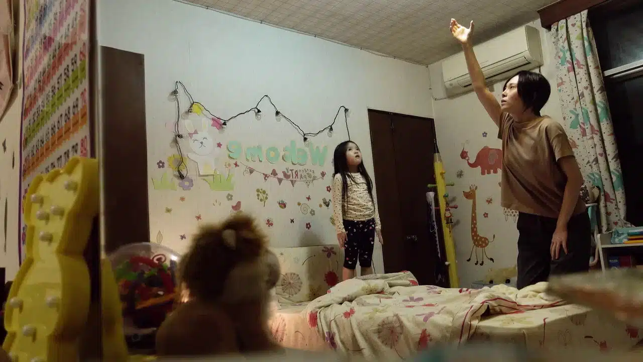 #31DaysofHalloween - Incantation (2022) - A young girls and a woman look to the ceiling in the daughters bedroom
